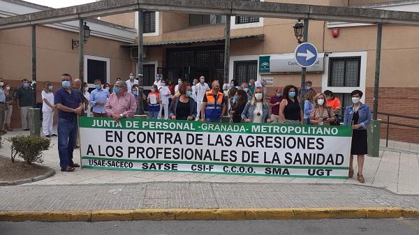 Concentración, este lunes, a las puertas del centro de salud de Atarfe.