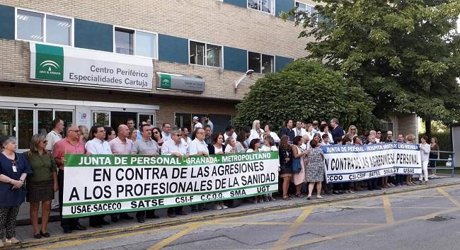 Concentración a las puertas del Centro de Especialidades de Cartuja.