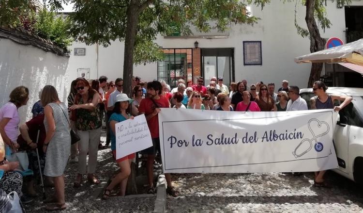 Concentración de vecinos y vecinas en defensa del centro de salud.