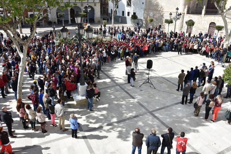 La concentración ha reunido a representantes de la sociedad bastetana para condenar la agresión.