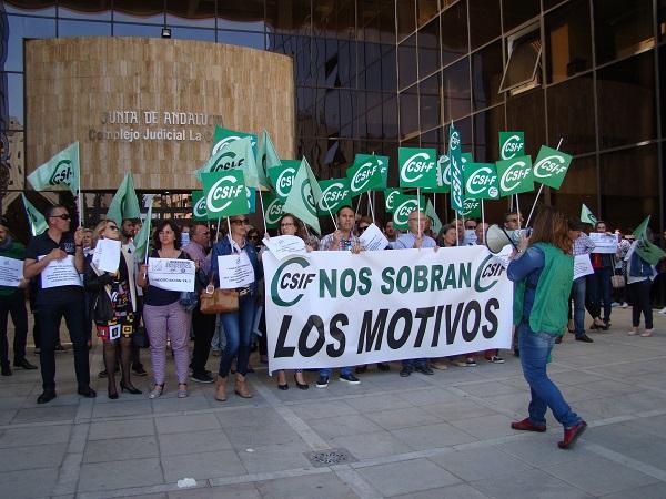 Concentración a las puertas de La Caleta.