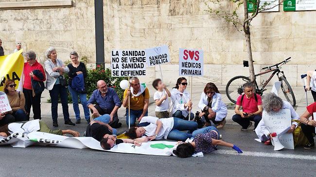 Detalle de la concentración, este miércoles, ante la sede de la Junta en Granada. 