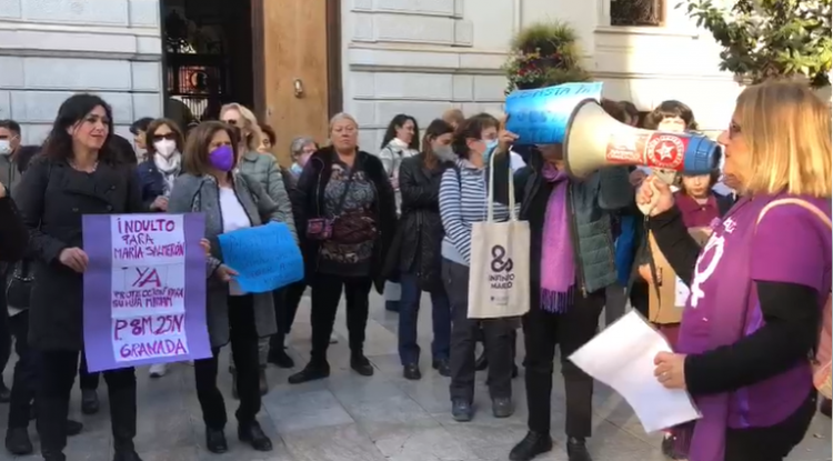 Paqui Fuillerat, a la derecha, se dirige a las participantes durante la concentración, a la que ha asistido Juana Rivas.