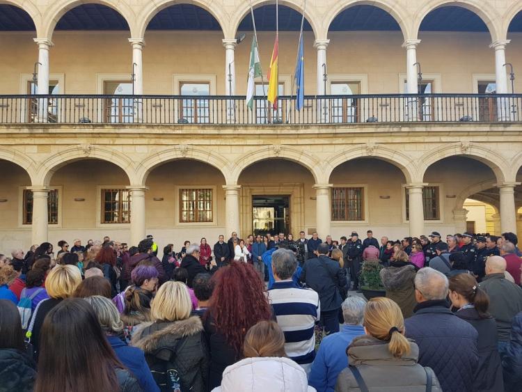 Concentración silenciosa celebrada a las puertas del Ayuntamiento de Guadix este martes.