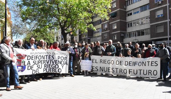 Concentración de protesta de vecinos y regantes de Deifontes. 