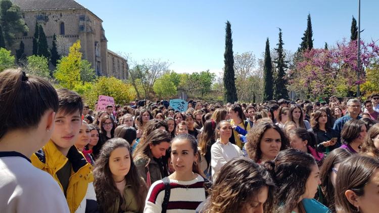 Multitudinaria concentración a las puertas de la facultad, en el Campus de Cartuja.