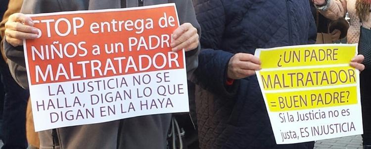 Carteles en una de las manifestaciones en apoyo de Juana Rivas.