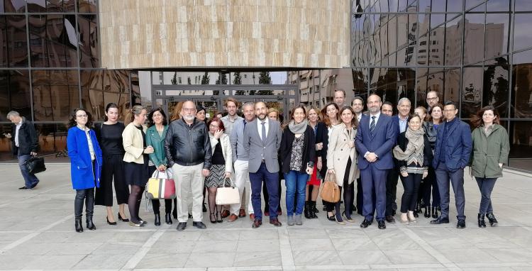 Concentración de jueces y fiscales a las puertas de La Caleta este jueves, jornada en la que han secundado un paro parcial para reclamar mejoras y más medios. Concentración de jueces y fiscales a las puertas de La Caleta este jueves, jornada en la que han secundado un paro parcial para reclamar mejoras y más medios.