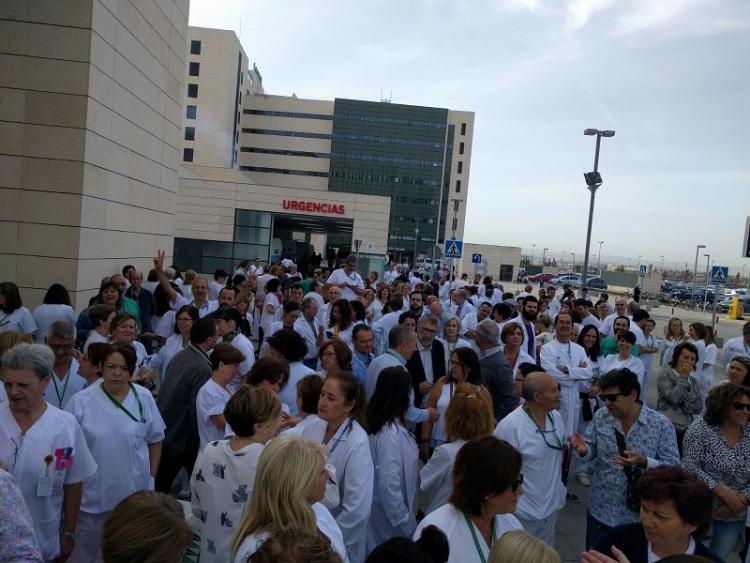 Imagen de la concentración, este jueves, a las puertas del hospital del PTS.