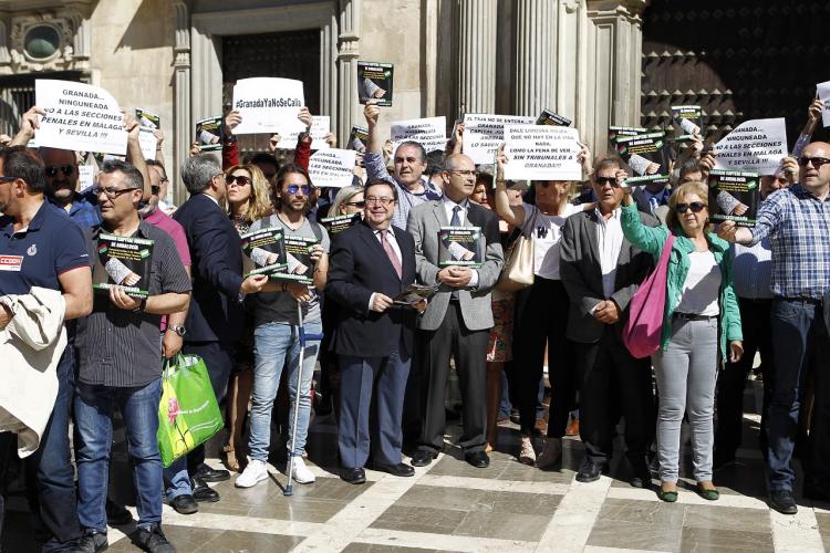 Concentración en Plaza Nueva para defender la capitalidad judicial de Granada. A las puertas del TSJA se ha celebrado este martes la primera movilización para defender la capitalidad judicial de Granada. Al acto, convocado por Granada En Marcha, han acudido representantes de la plataforma Juntos por Granada, que ha enviado hoy una carta al ministro de Justicia, y también del Colegio de Abogados, entre otros operadores jurídicos. Mientras, ya se prepara la gran manifestación convocada para el 21 de mayo.