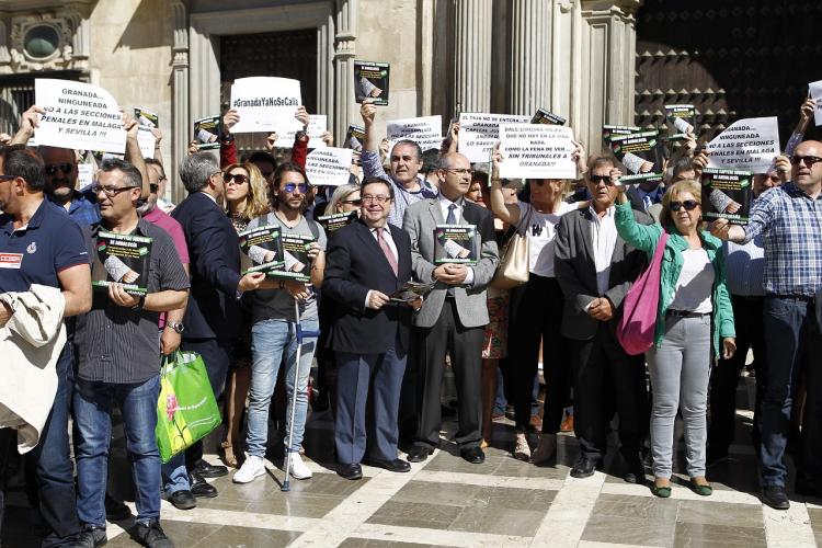 A las puertas del TSJA se ha celebrado este martes la primera movilización para defender la capitalidad judicial de Granada. Al acto, convocado por Granada En Marcha, han acudido representantes de la plataforma Juntos por Granada, que ha enviado hoy una carta al ministro de Justicia, y también del Colegio de Abogados, entre otros operadores jurídicos. Mientras, ya se prepara la gran manifestación convocada para el 21 de mayo. 