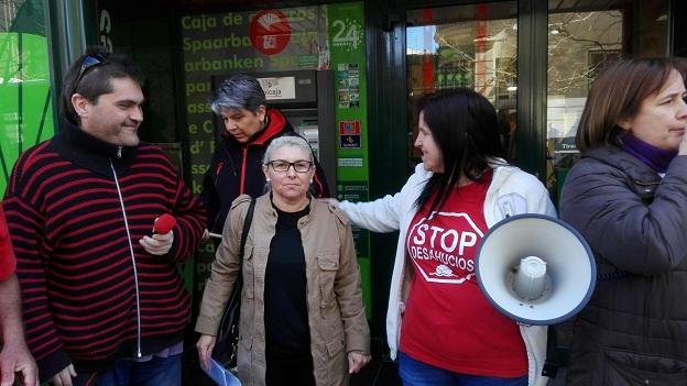 Conchi, en el centro, sale de la sucursal tras lograr el acuerdo Conchi, en el centro, sale de la sucursal tras lograr el acuerdo.