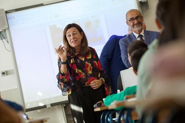 La consejera de Desarrollo Educativo, en una visita a Albolote el año pasado.