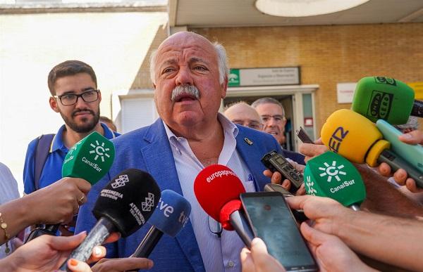 El consejero de Salud, en una atención a medios esta semana en Sevilla. El consejero de Salud, en una atención a medios esta semana en Sevilla.