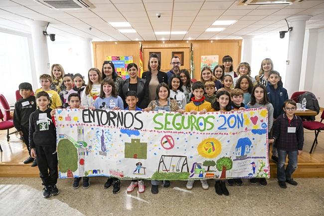 Alumnado participante, junto a la alcaldesa y el Consejo Municipal de la Infancia y la Adolescencia.