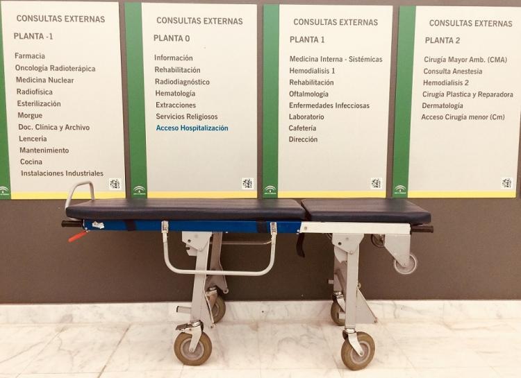 Cartel con la cartera de servicios del Hospital San Cecilio.