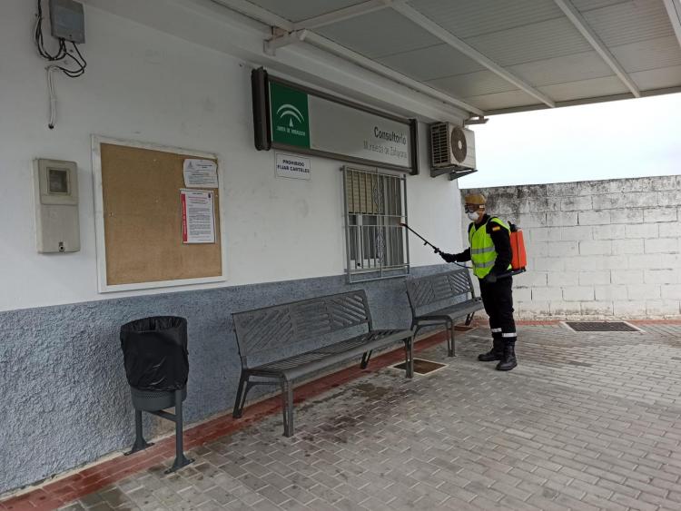 La UME, en tareas de desinfección en el consultorio de Moraleda de Zafayona.