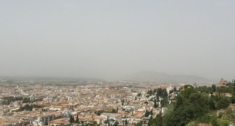Calima que se podía observar sobre Granada y su área metropolitana el pasado jueves.