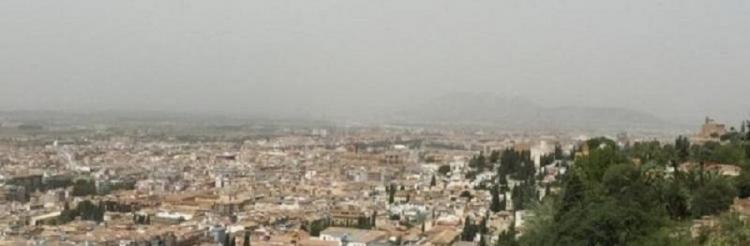 La 'boina' de contaminación sobre Granada.