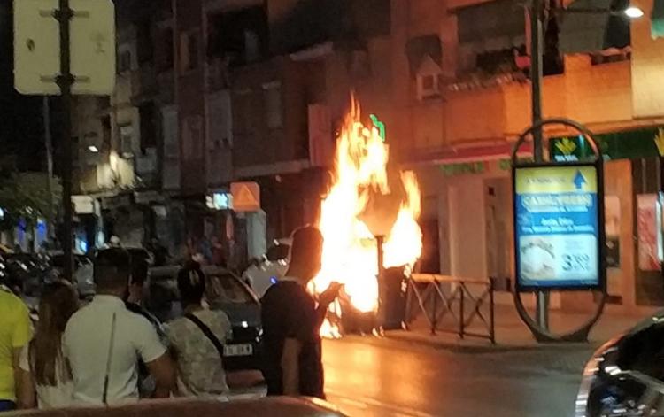 Uno de los contenedores, ardiendo, en la Avenida de Dílar, antes de que llegaran los bomberos.