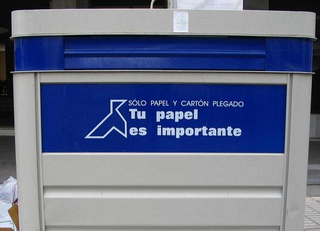 Contenedor para papel y cartón.