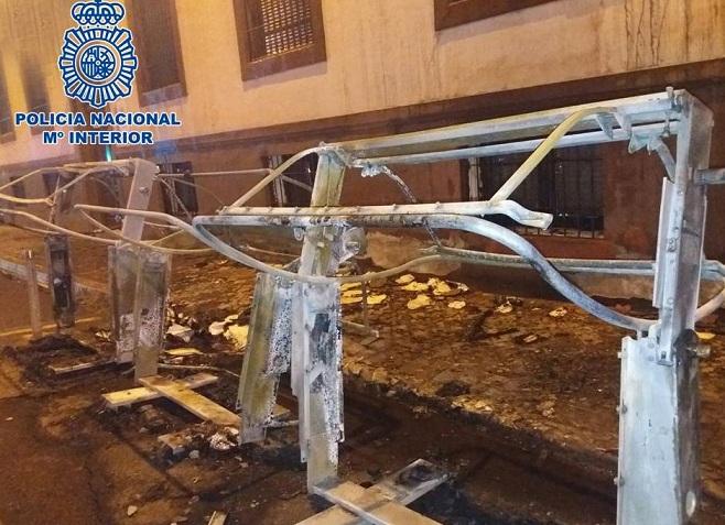 Los contenedores quedaron totalmente calcinados Los contenedores quedaron totalmente calcinados.