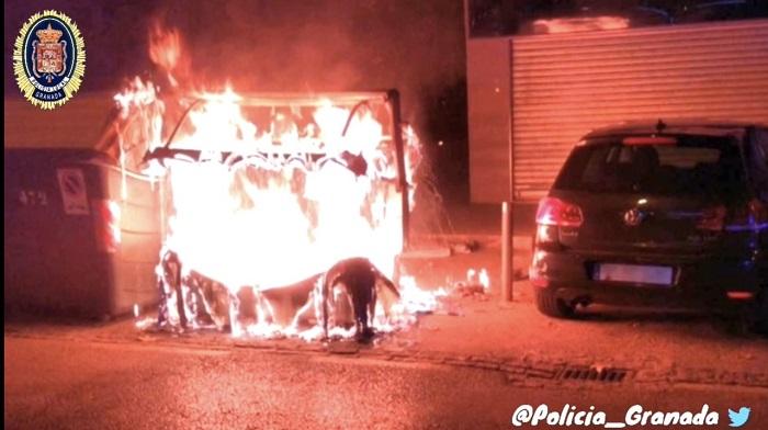 Imagen de los contenedores en llamas. Imagen de los contenedores en llamas.