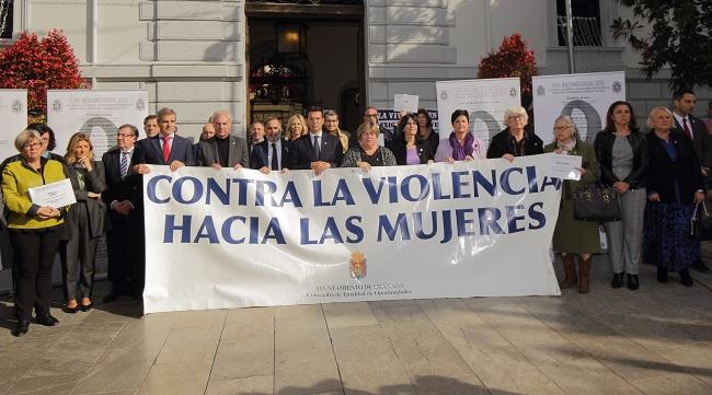 Una pancarta contra la violencia hacia las mujeres ha presidido el acto en la Plaza del Carmen.