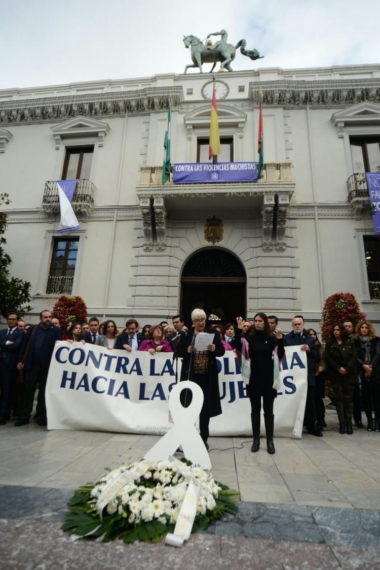 Emilia Barrio, del Consejo Municipal de la Mujer, ha leído la declaración institucional.