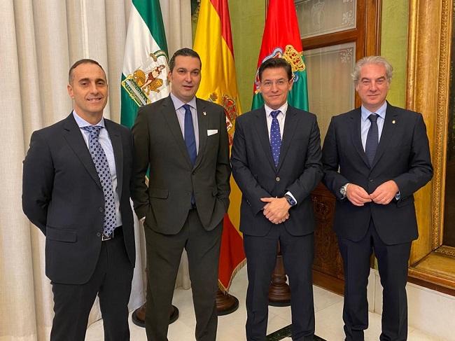 El alcalde y representantes de la Fundación CB Granada. El alcalde y representantes de la Fundación CB Granada.