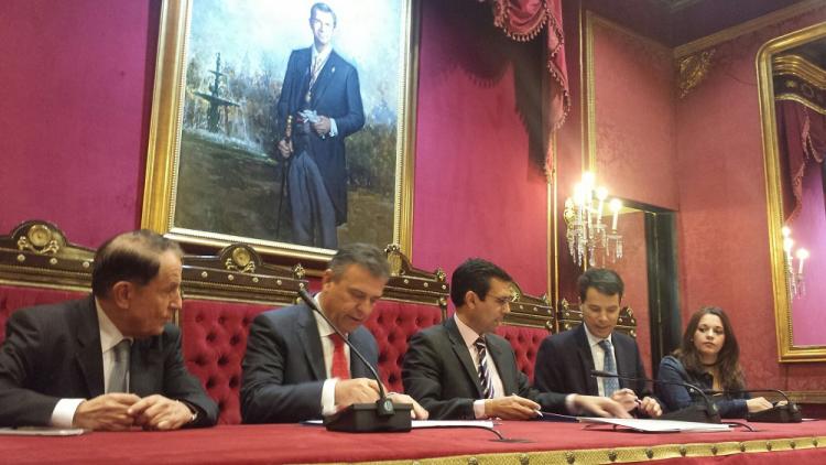 El protocolo se ha firmado en el Salón de Plenos del Ayuntamiento.