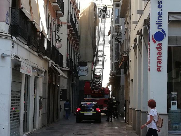 Bomberos y Policía Local durante la intervención.