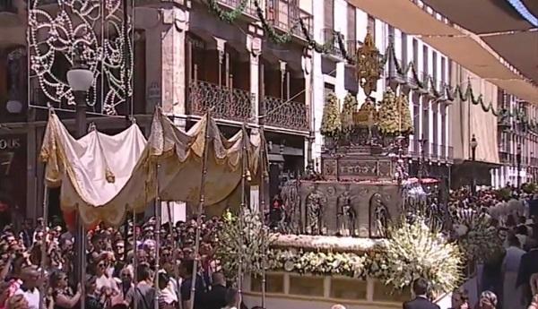 Procesión del Corpus a su entrada en Reyes Católicos.