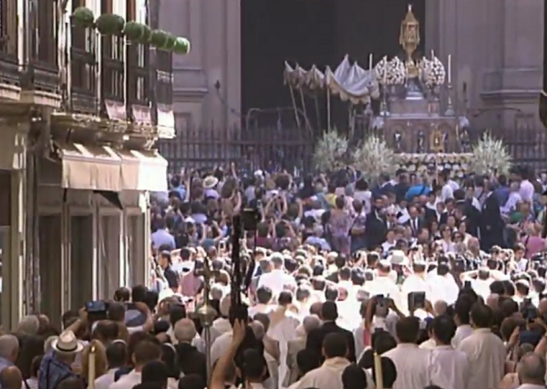 La Custodia saliendo de la Catedral.