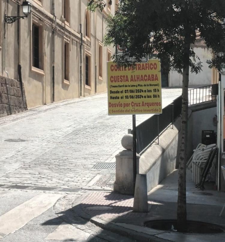 Cartel informando del cierre de Cuesta Alhacaba.