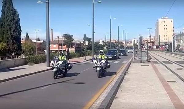 Traslado del cadáver el agente desde el Instituto de Medicina Legal a la Comandancia.