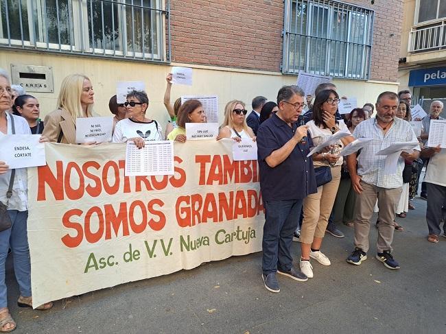 Concentración en el aniversario del encierro para denunciar los cortes de luz.