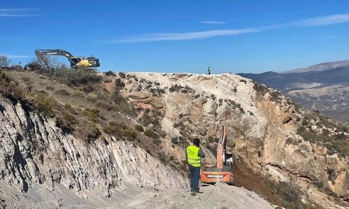 Trabajos de estabilización en el monte que se derrumbó. 