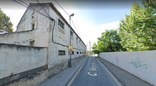 La nave está situada en la calle Virgen Blanca.