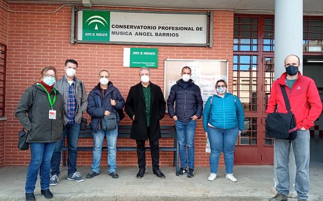 Representantes sindicales, en la puerta del conservatorio. 