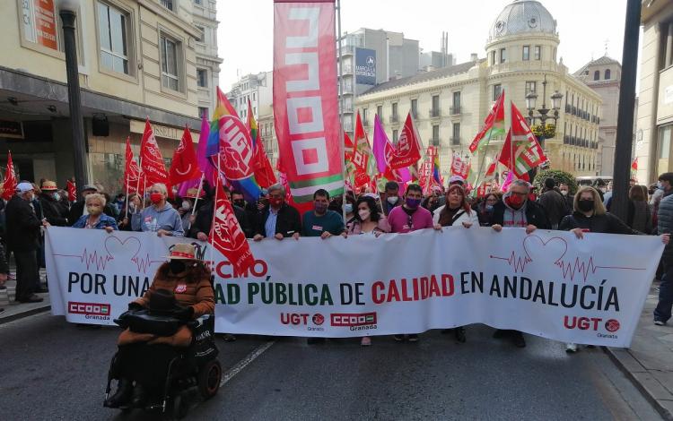 Cabecera de la manifestación al iniciar su marcha en Reyes Católicos. 