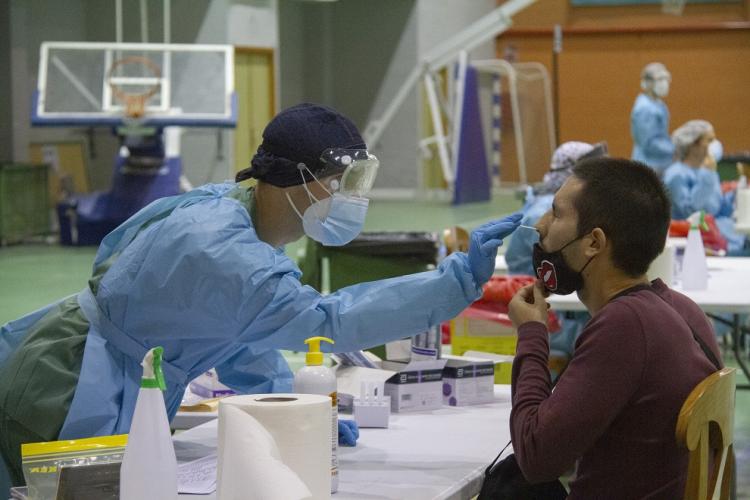 Un profesional sanitario toma una muestra a uno de los ciudadanos citados en Motril. 