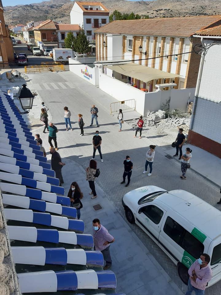 Vecinos esperando a las pruebas en Zafarraya. 