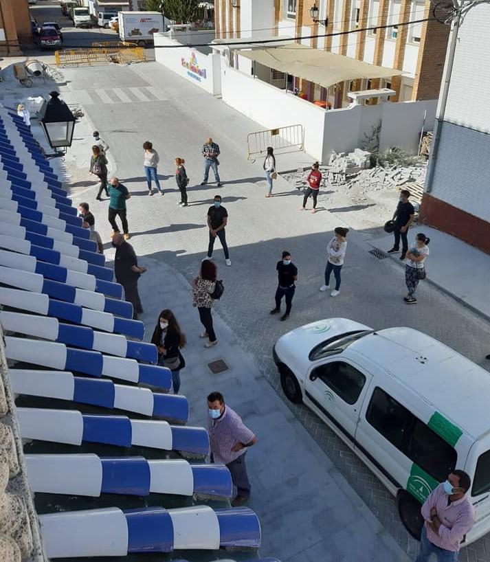 Vecinos y vecinas de Zafarraya aguardando su turno, el jueves, para la prueba.