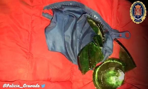 Cristales rotos encontrados por los agentes en uno de los bolsillos de los detenidos. Cristales rotos encontrados por los agentes en uno de los bolsillos de los detenidos.