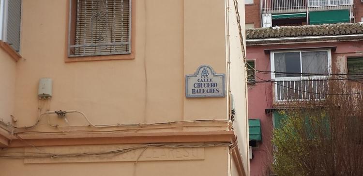 Calle dedicada al Crucero Baleares en Granada, la embarcación que bombardeó a la población civil en La Desbandá.