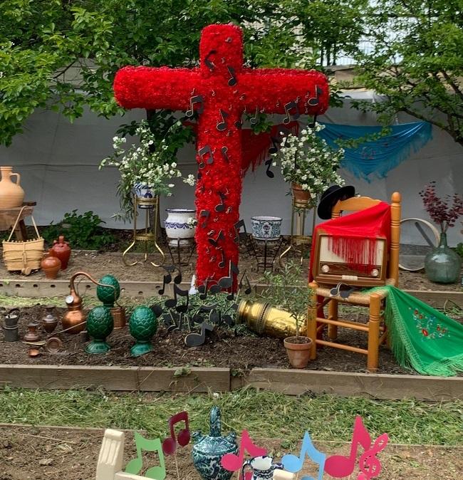 La cruz de este colegio público de La Chana cierra las actividades de este gran proyecto educativo.