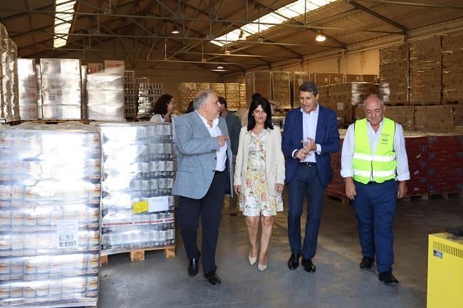 Visita de Pedro Fernández al almacén de Cruz Roja. 