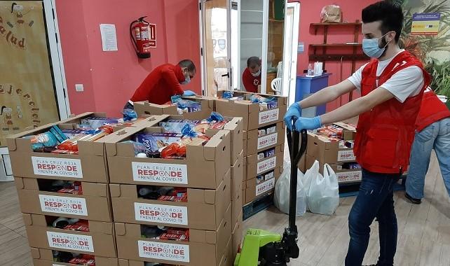 Voluntariado de Cruz Roja con alimentos para su reparto.