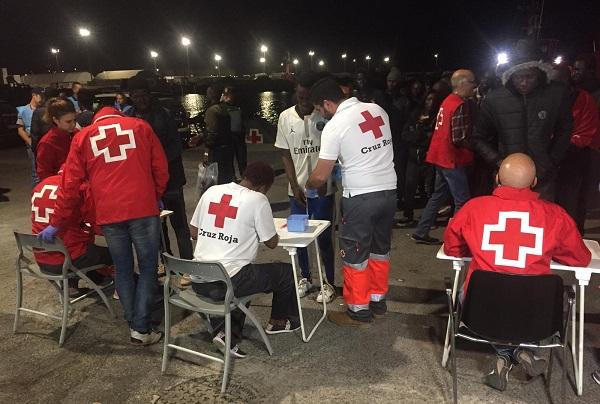 Voluntariado de Cruz Roja ha prestado una primera asistencia a las personas migrantes.
